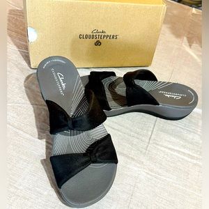 NIB Arla Coast Cloudsteppers by Clarkes black textile sandle slides